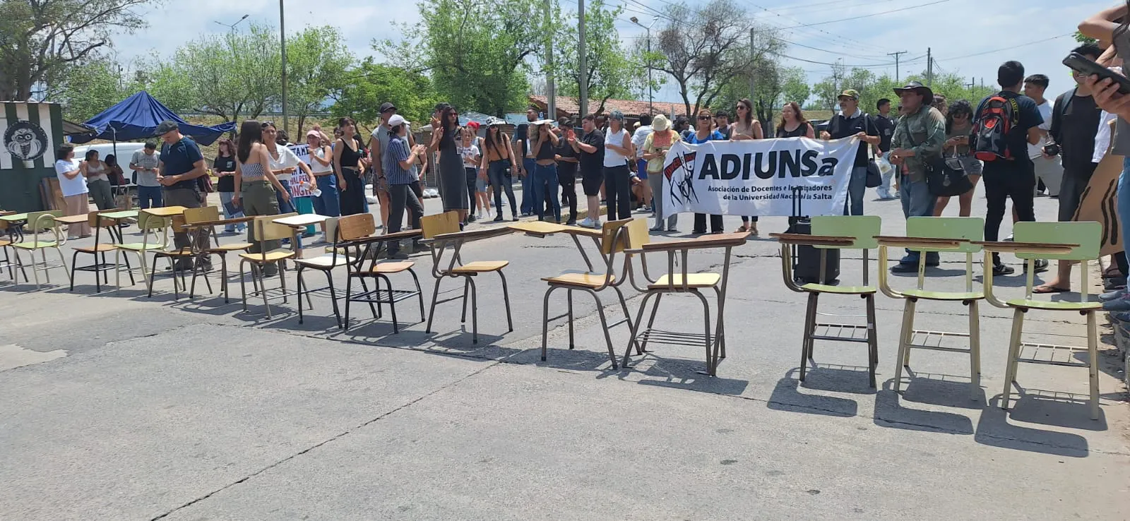 Paro en la UNSa profesores protestan con clases públicas y alumnos