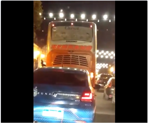 colectivo en la Balcarce rompe luces