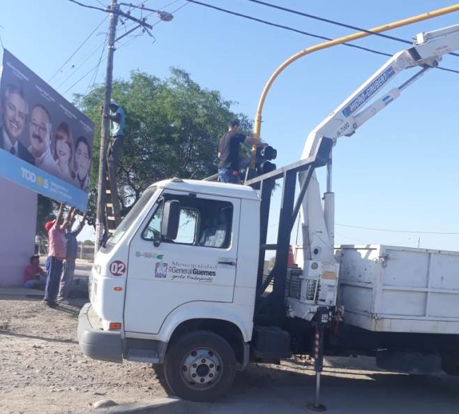 guemes colocan carteles en camion de la municipalidad (2)