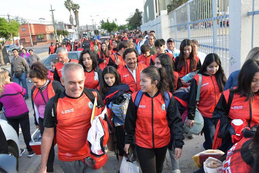 4541-saenz-despidio-a-la-delegacion-saltenia-de-mas-de-900-jovenes-deportistas-que-participaran-en-mar-del-plata-de-los-torneos-evita
