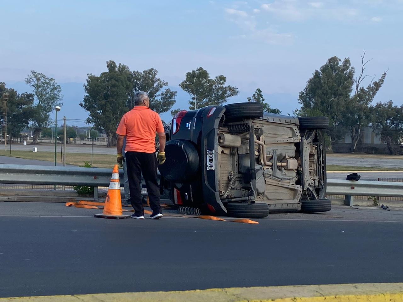 Volcó una camioneta en la rotonda de Limache qué pasó