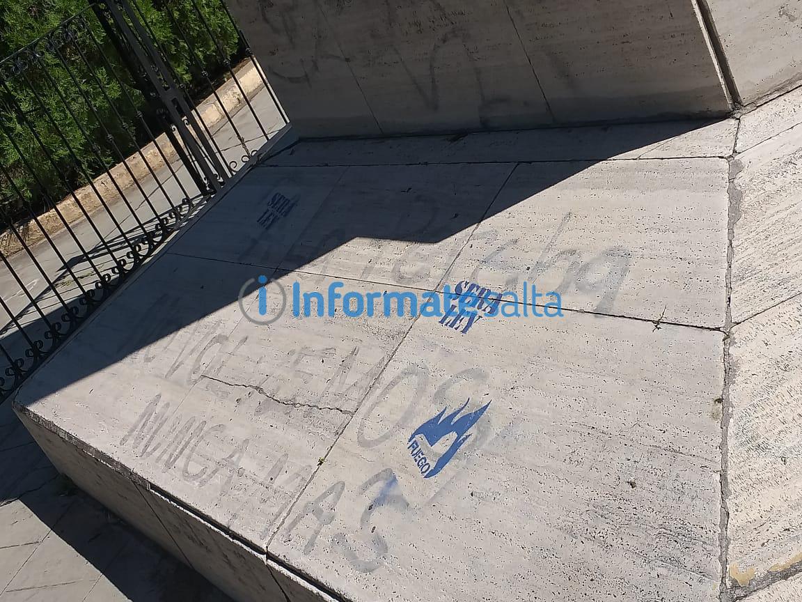 plaza güemes legislatura graffitis pintadas daños