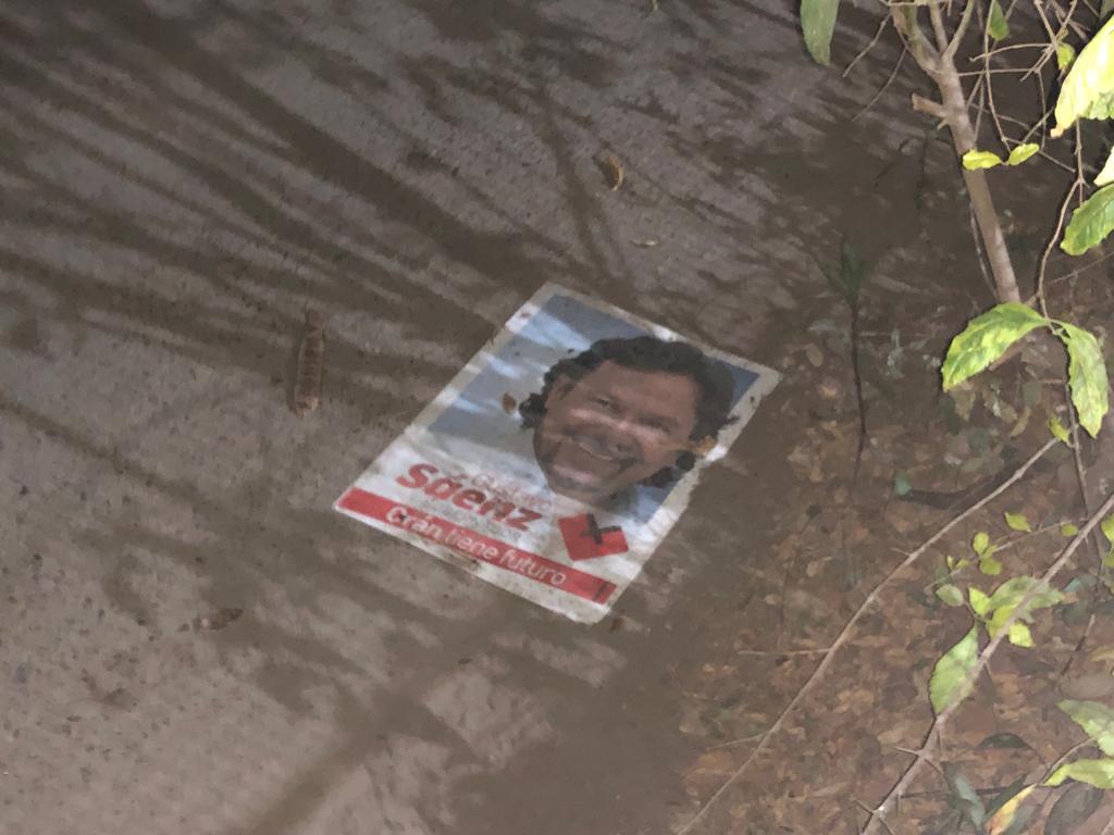 carteles rotos de Sáenz en Orán2