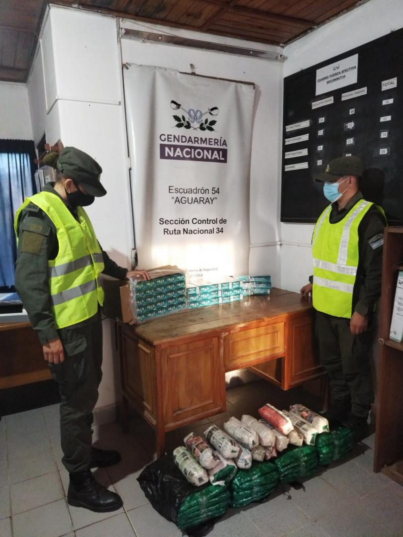 cigarrillos y hojas de coca incautada