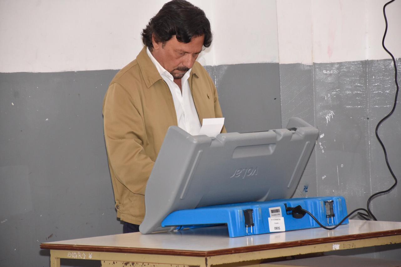 gustavo saenz votando