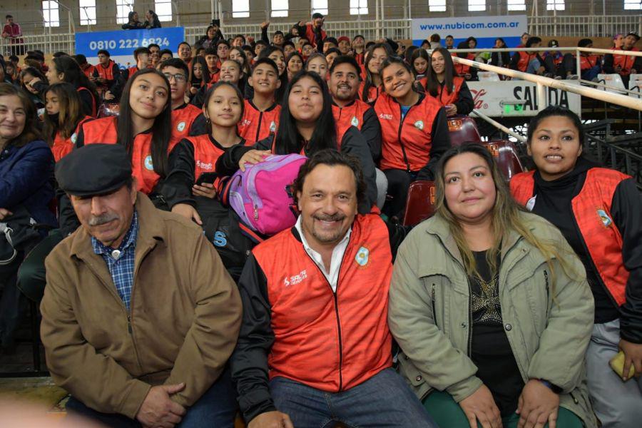4542-saenz-despidio-a-la-delegacion-saltenia-de-mas-de-900-jovenes-deportistas-que-participaran-en-mar-del-plata-de-los-torneos-evita