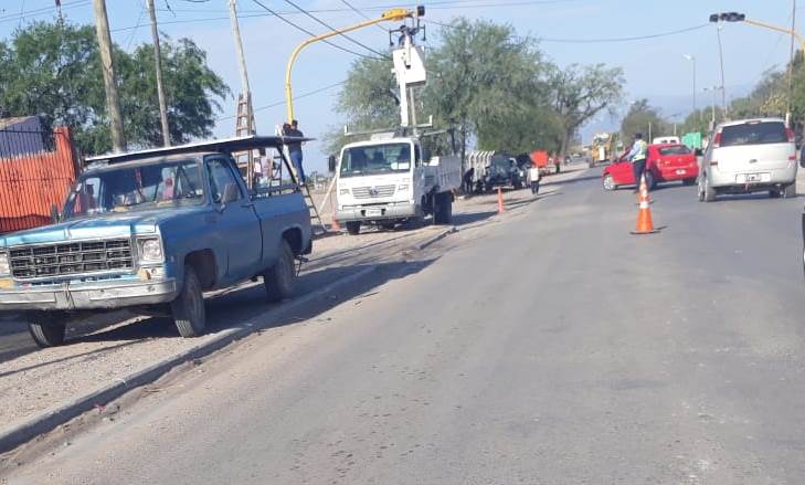 guemes colocan carteles en camion de la municipalidad (1)
