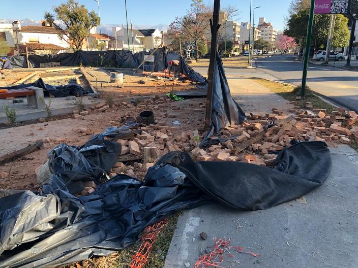plaza arabe destruida por una camioneta (2)