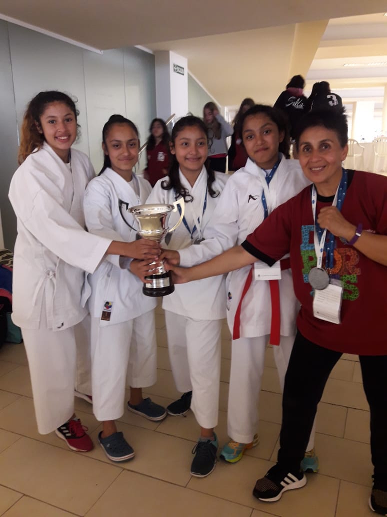 equipo femenino de karate