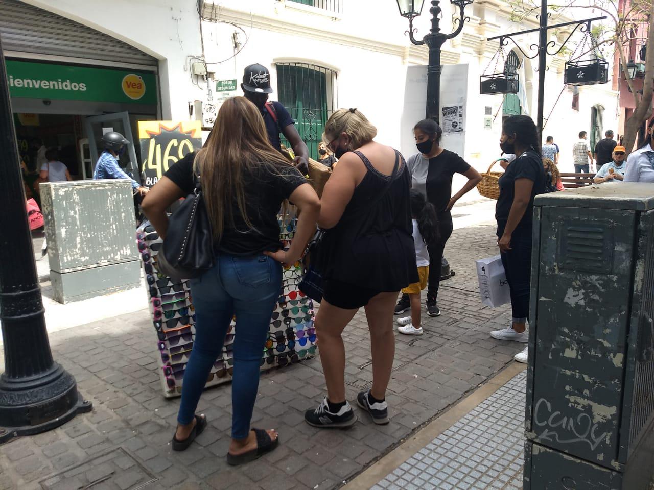 Centro peatonal compras comercios locales navidad ventas ciudad fiestas manteros ambulantes