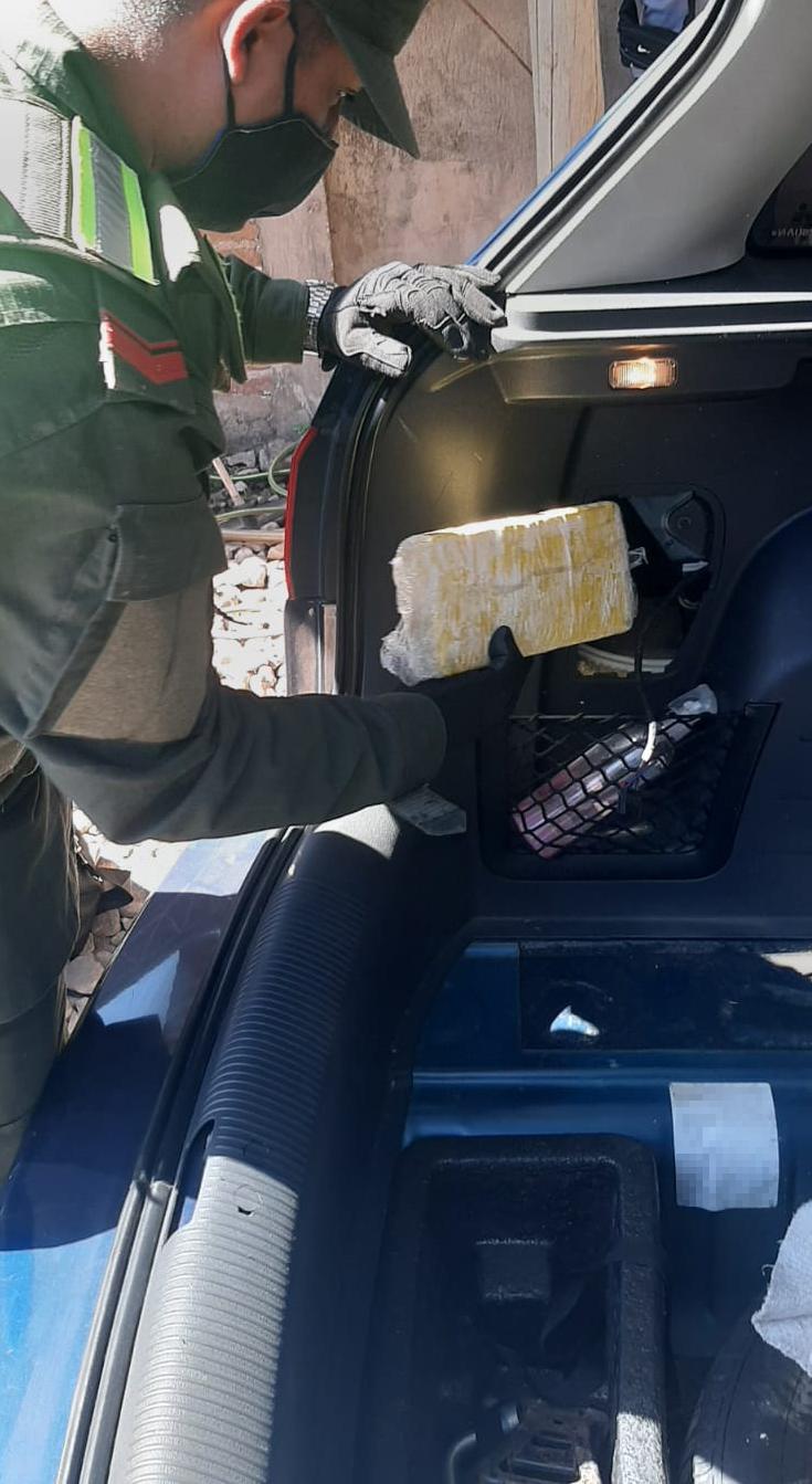 Secuestran 107 kilos de cocaína en seis horas (5)