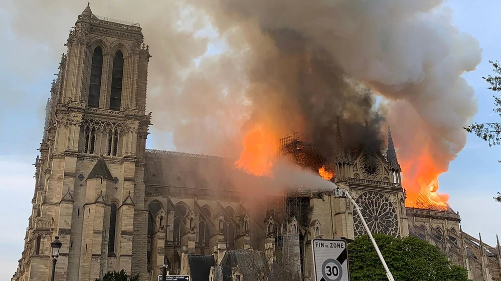 Incendio-catedral-de-Notre-Dame-Paris-Francia-17