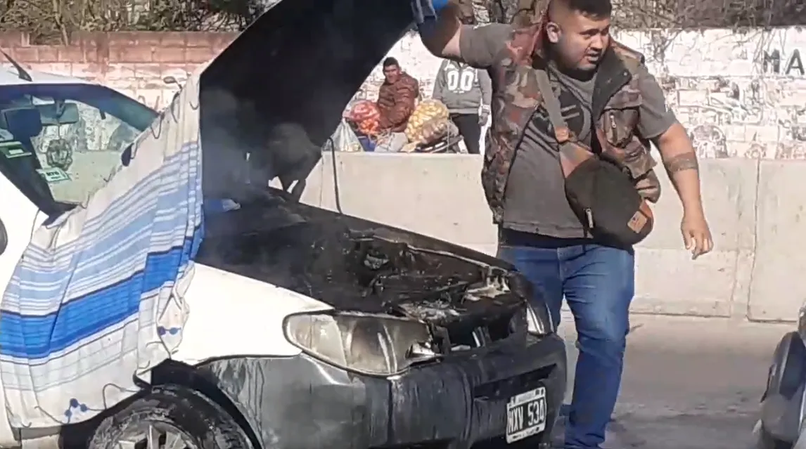 Se prendió fuego un auto