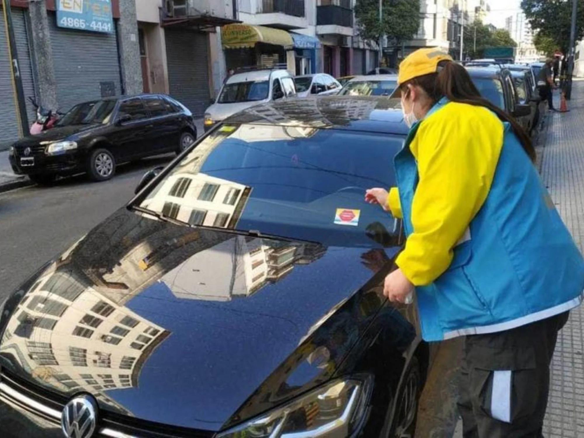 ¡Atención! Ahora te pegarán un sticker rojo en tu auto si estacionás mal