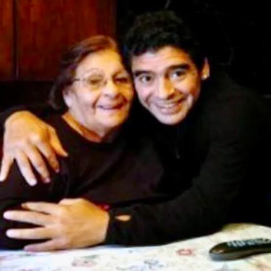 maradona con su mamá maradona con su mamá
