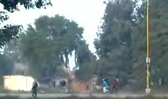 jovenes embarcación a las pedradas