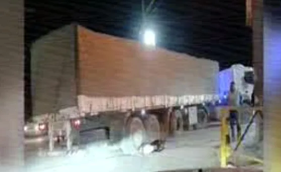 moto debajo de camión