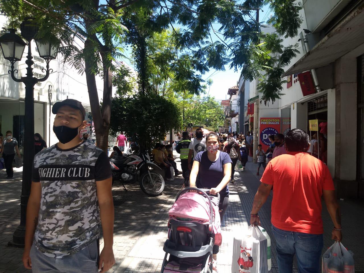 Centro peatonal compras comercios locales navidad ventas ciudad fiestas manteros