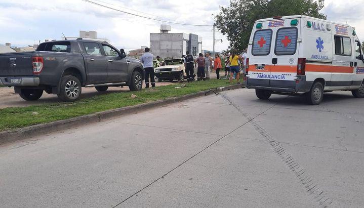 Una joven murió en un violento choque en el ingreso al Barrio Santa Ana