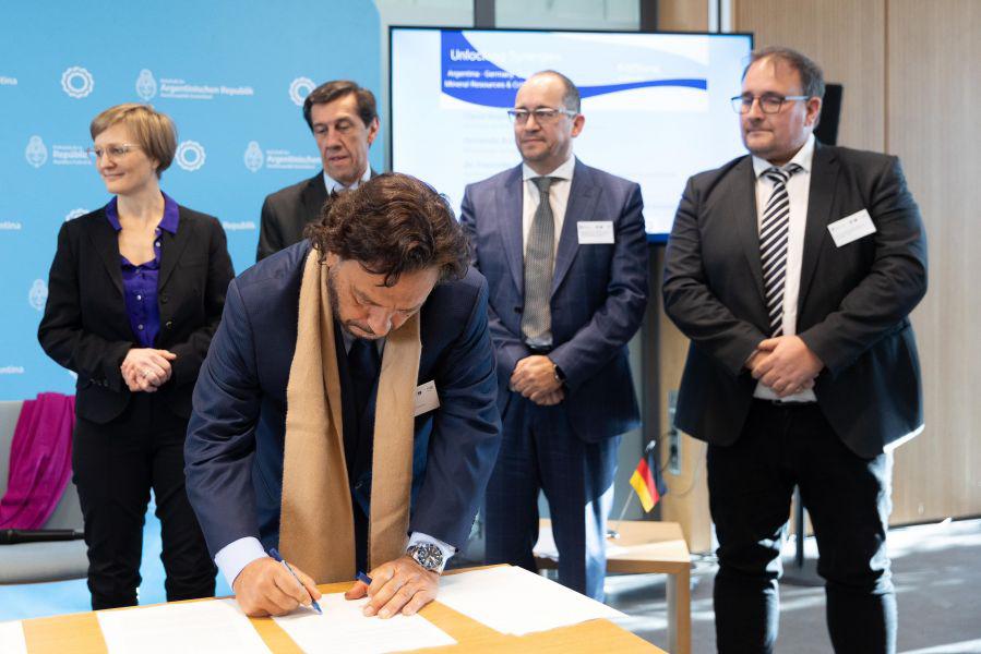 10806-gobernadores-de-la-mesa-de-litio-y-la-secretaria-de-mineria-de-la-nacion-presentaron-en-berlin-el-activo-minero-argentino-20240201175008