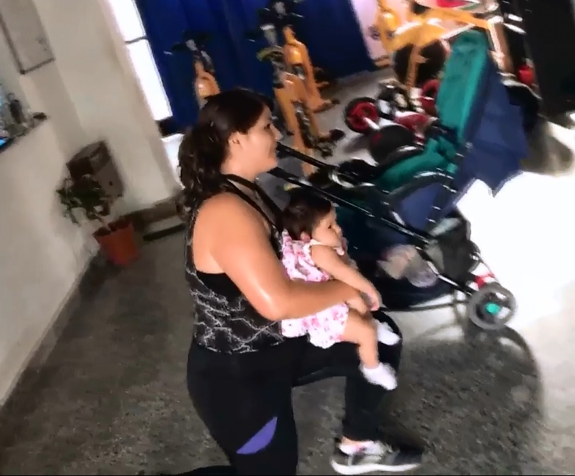 Mamas Fitness Entrenan En El Gimnasio Con La Ayuda De Sus Hijos