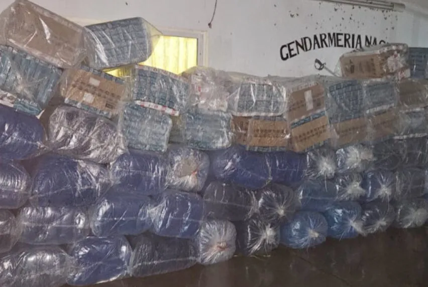 decomiso de hojas de coca y cigarrillos