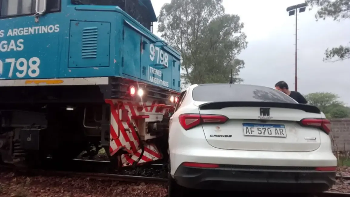 Embestida tren auto