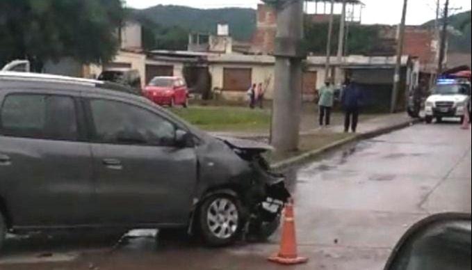 Impactante Choque Frontal En B° Autódromo, Uno De Los Conductores ...