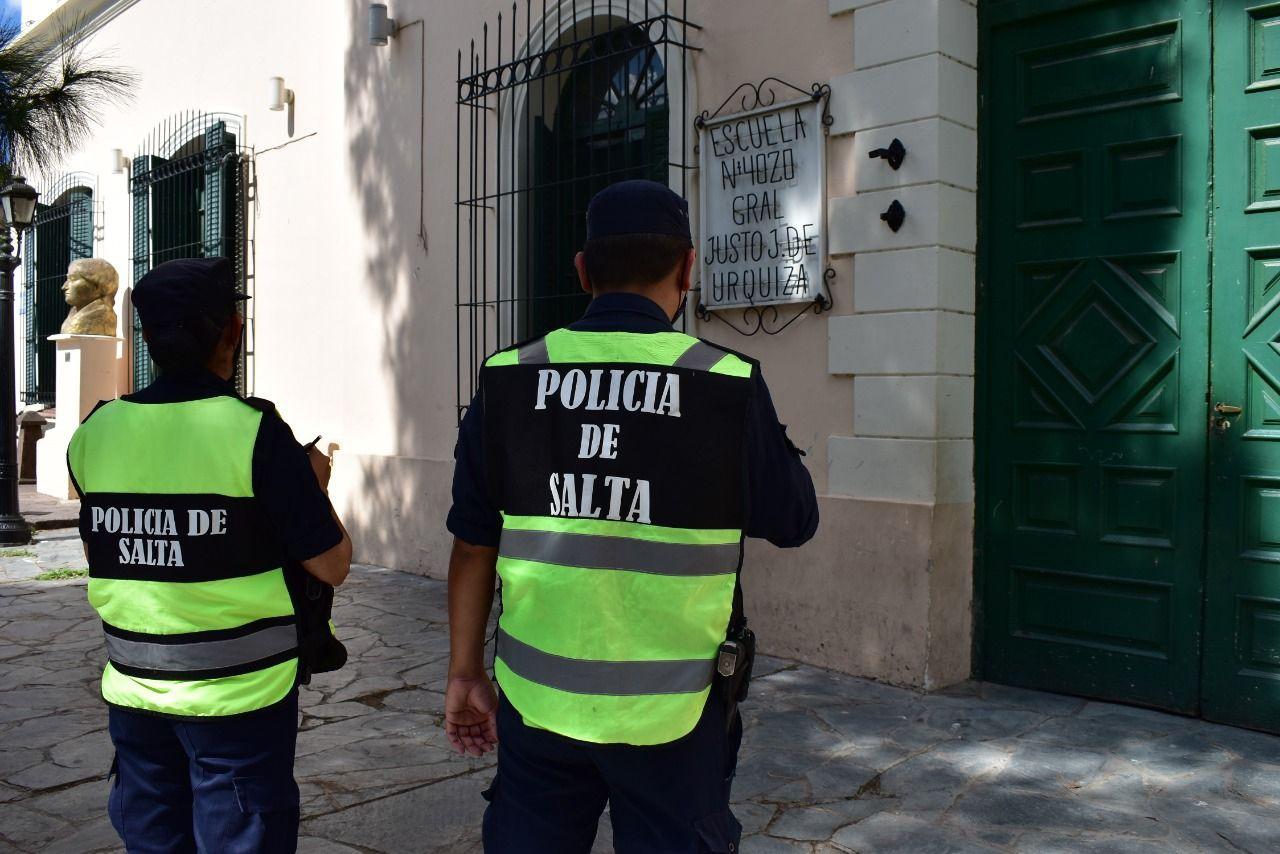 Mas policias custodiando las escuelas  para las elecciones de este domingo en Salta