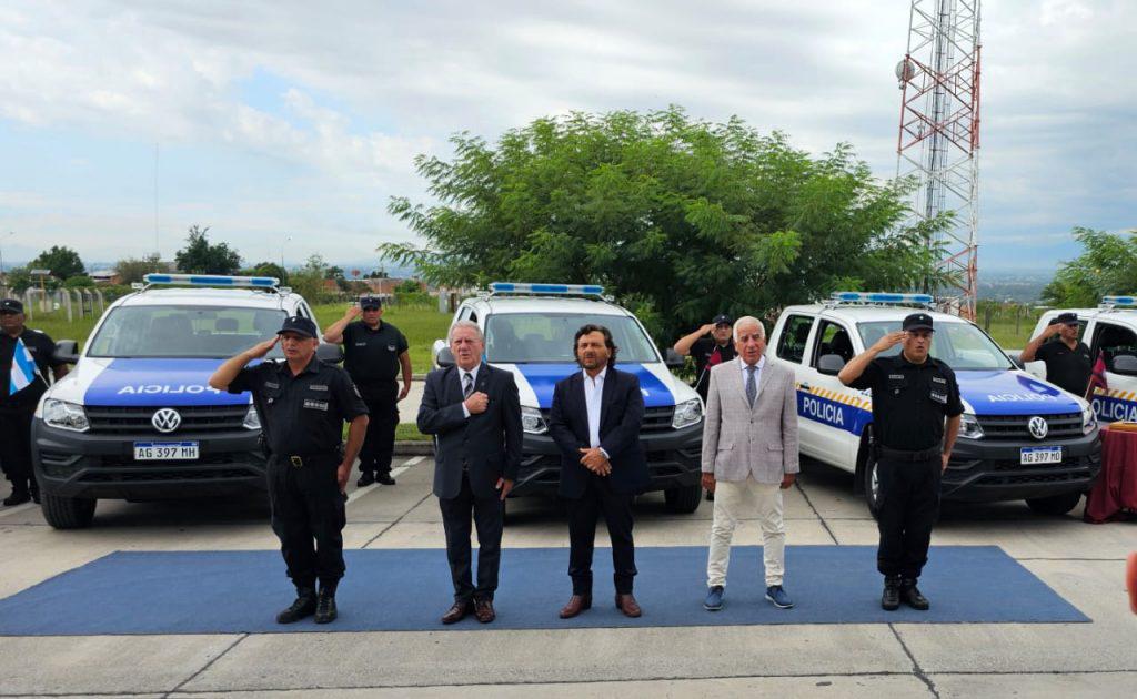 Entrega camionetas Policía 02