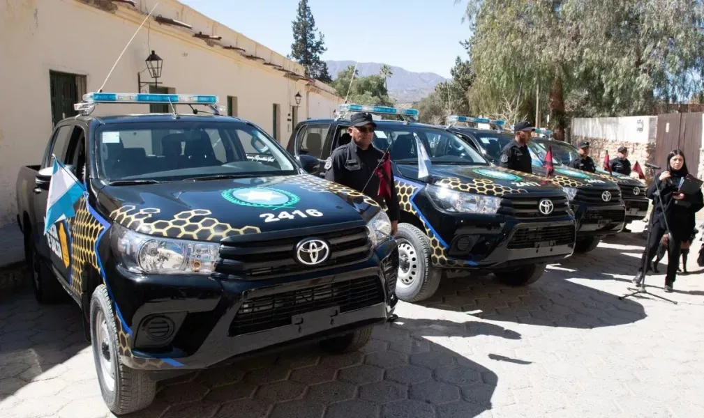 Entrega camionetas Policía 03