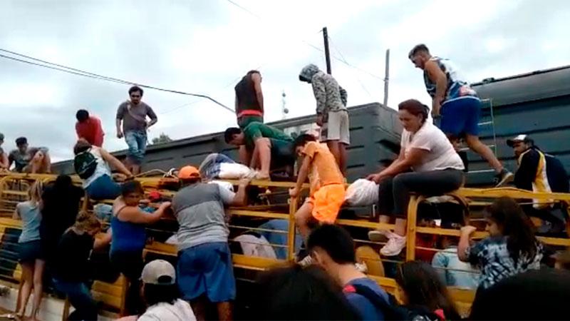 Impactante video: tren chocó un camión con vacas y vecinos las faenaron