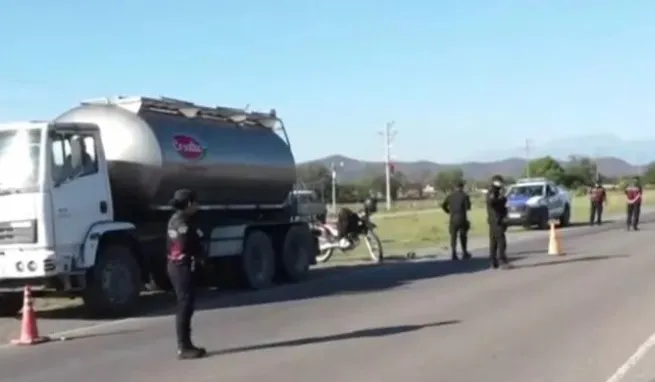 motociclista y camión