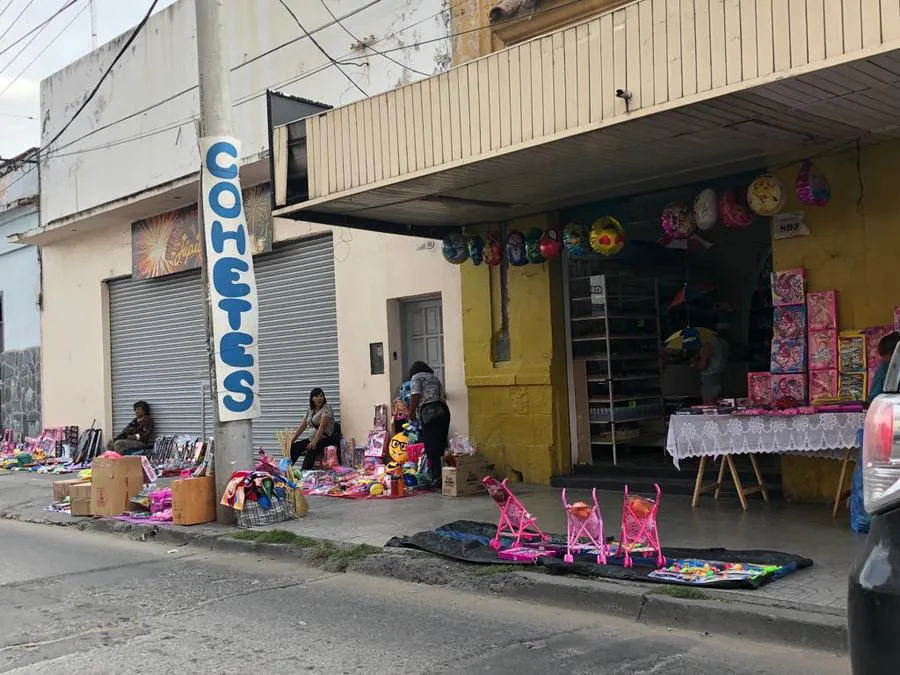 manteros venden juguetes en veredas (3)