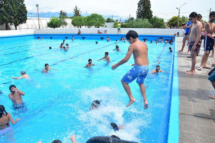 Temporada de piletas en Salta: los natatorios abrirán recién después del 6  de noviembre