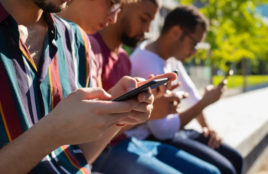 Adolescentes invirtiendo