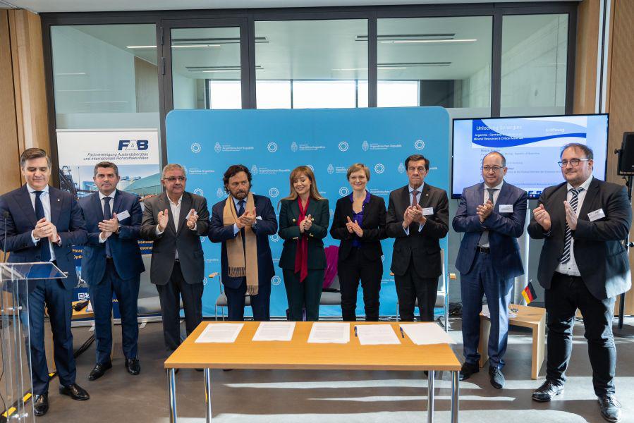 10803-gobernadores-de-la-mesa-de-litio-y-la-secretaria-de-mineria-de-la-nacion-presentaron-en-berlin-el-activo-minero-argentino