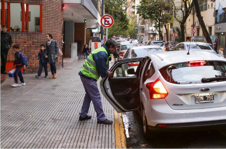 Atentos papás: Multarán a todos los que estacionen en doble fila en las escuelas