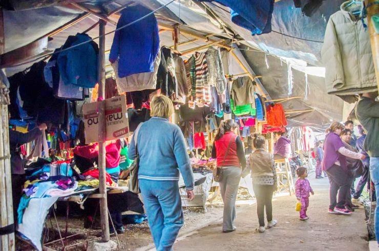 Increíble: en la Feria Americana venden ropa con tarjeta de