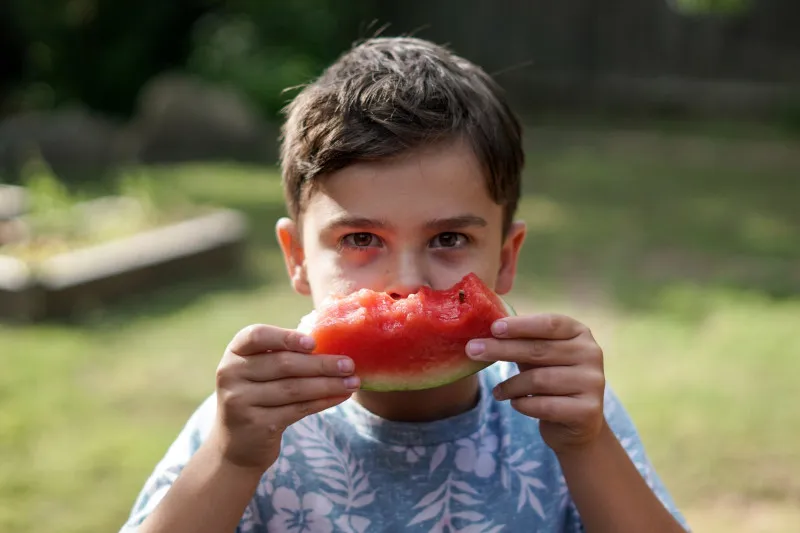 nino-comiendo-sandia
