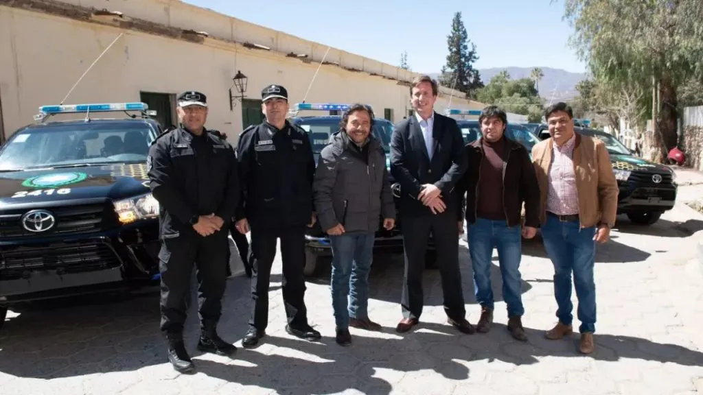 Entrega camionetas Policía 02