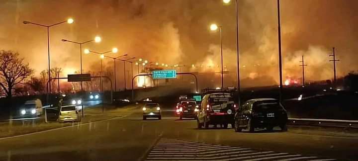 Impresionante incendio de pastizales en Circunvalación, piden circular con precaución