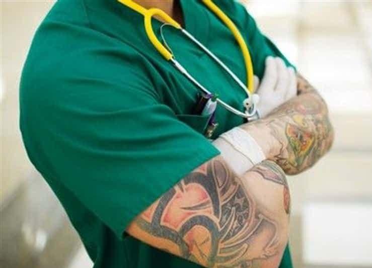 "Todas las mujeres quieren salir con médicos y mejor si son tatuados": increíble pedido a un padre