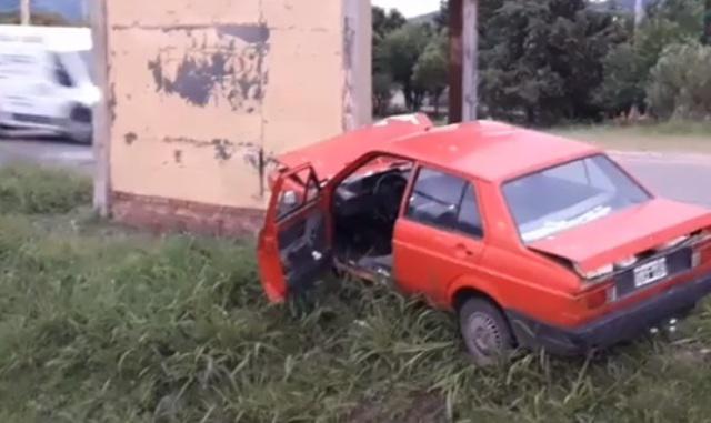 Chocó un parador de colectivos y se dio a la fuga: mirá cómo quedó el auto