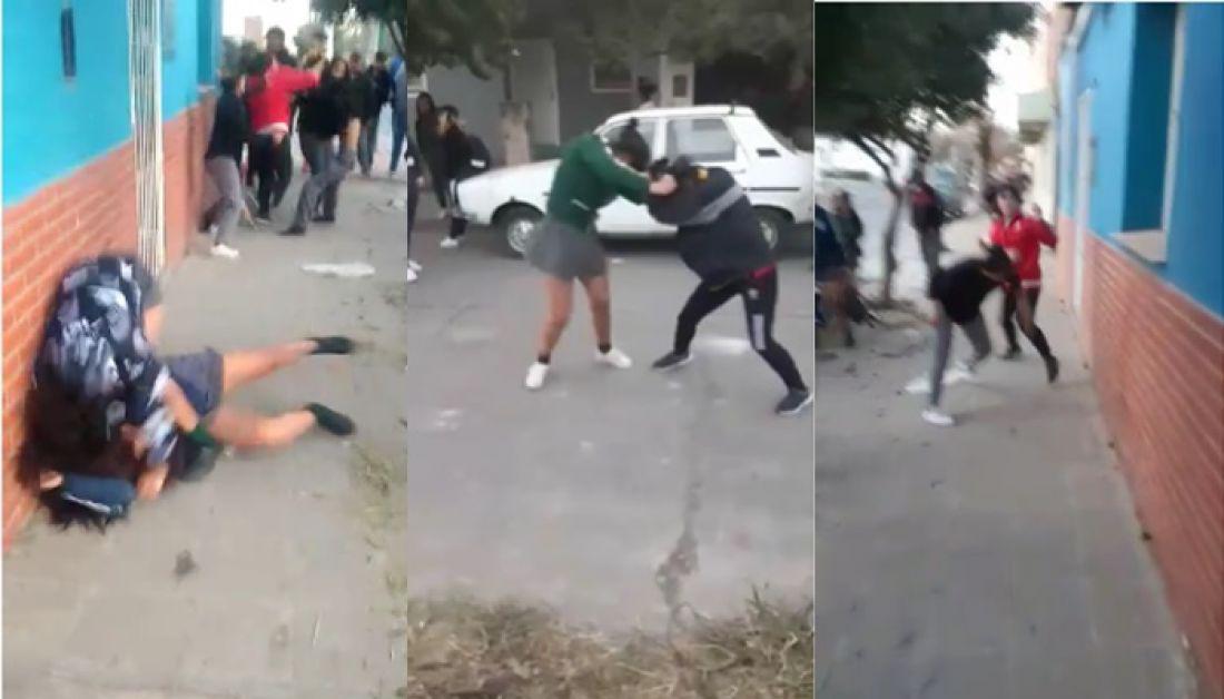 piñas a la salida de un colegio