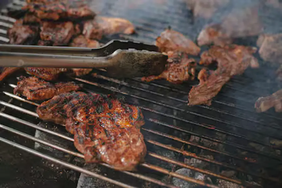 “Es pecado”. Un hombre llamó al 911 y pidió que fuera la policía a su edificio porque vecinos hicieron un asado el Viernes Santo