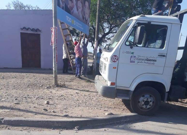 guemes colocan carteles en camion de la municipalidad (3)