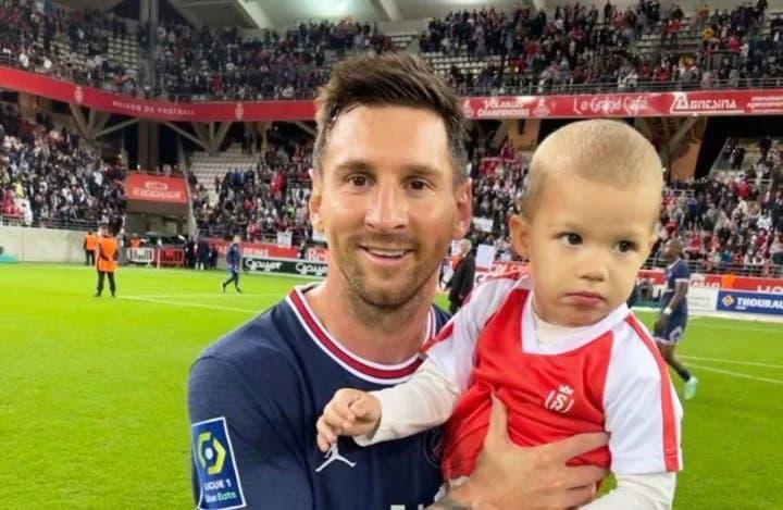 Debut en el PSG: gesto de Messi con un rival pese a las patadas recibidas