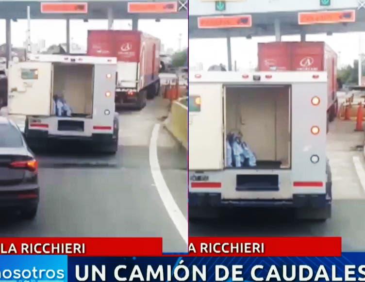 INSÓLITO: Un camión de caudales circuló con la puerta abierta por la autopista y se hizo viral
