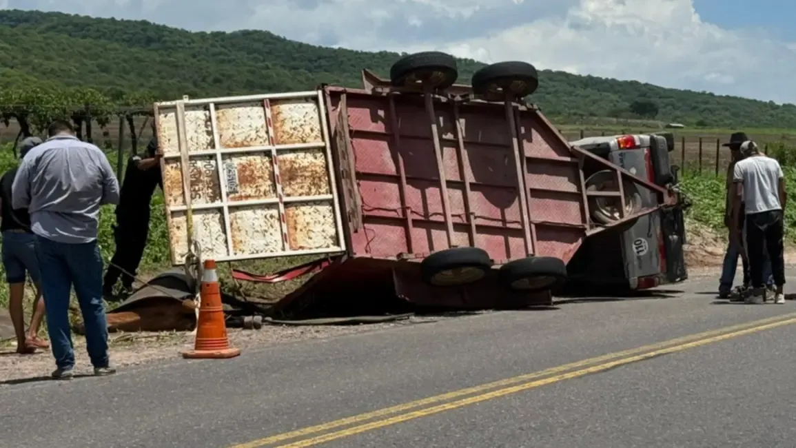 Vuelco y corte de ruta